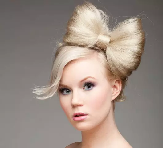 مدل مو برای موهای ضخیم (32 عکس): مدل موهای زنانه برای دختران با موهای کوتاه، بلند و فرش از طول متوسط. چگونه آنها را به درستی قرار دهیم؟ 5725_19