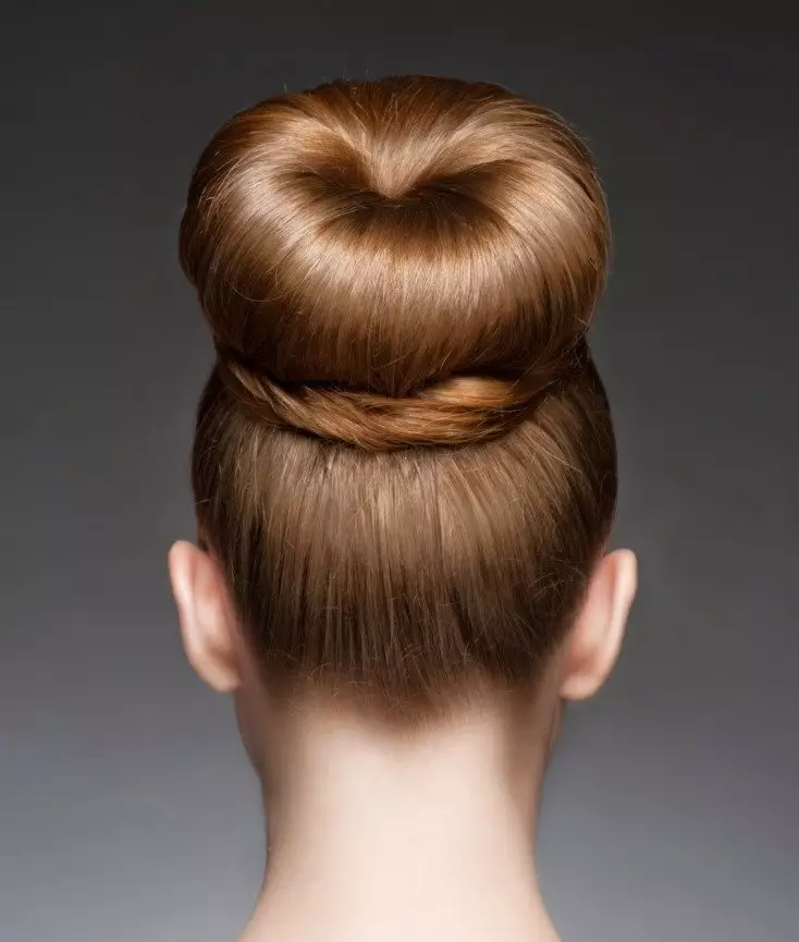 Pentinats per al pèl gruixut (foto 32): pentinats de les dones per a les nenes amb els cabells curts i llargs flocs de longitud mitjana. Com apilar? 5725_23