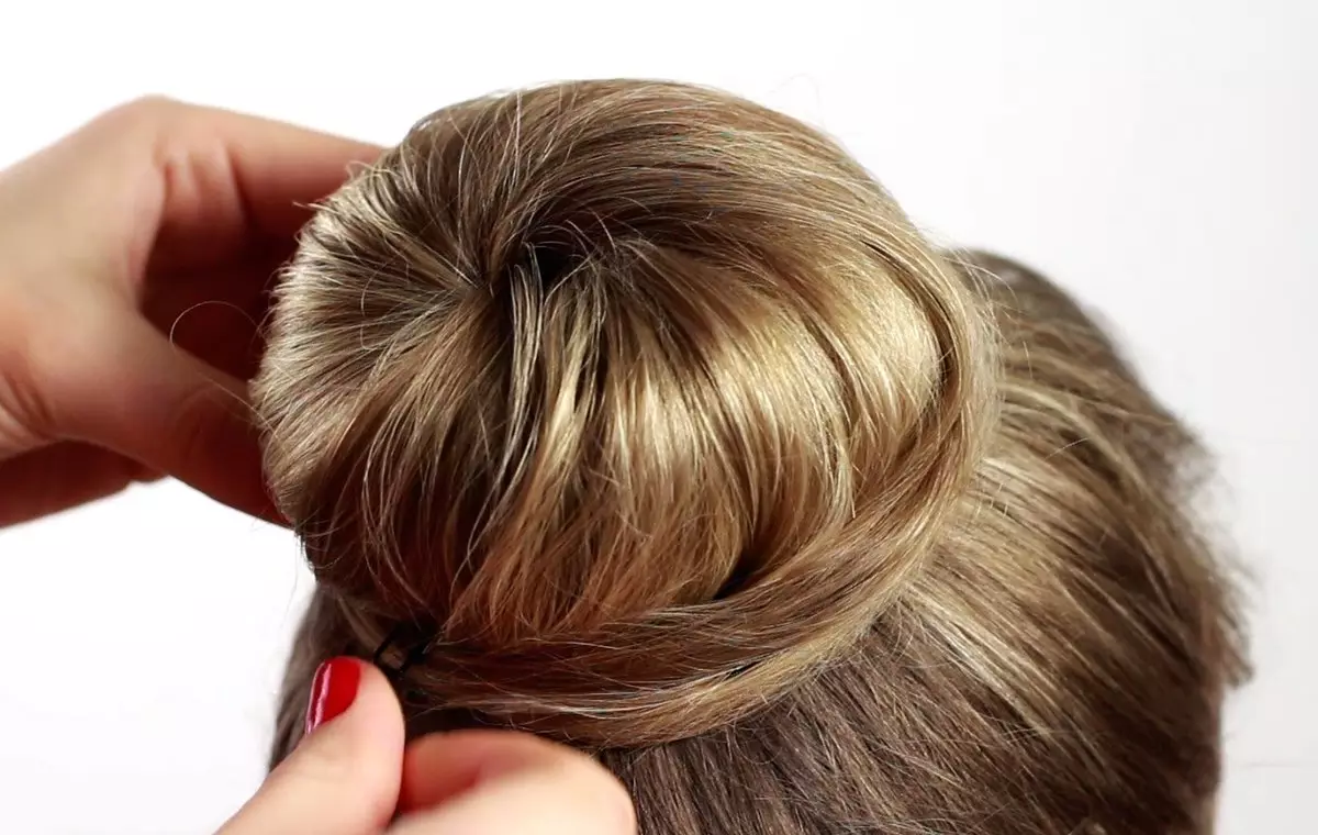 Frisyrer for tykt hår (32 bilder): Kvinnelige frisyrer for jenter med kort, langt hår og krøller av middels lengde. Hvordan sette dem riktig? 5725_24