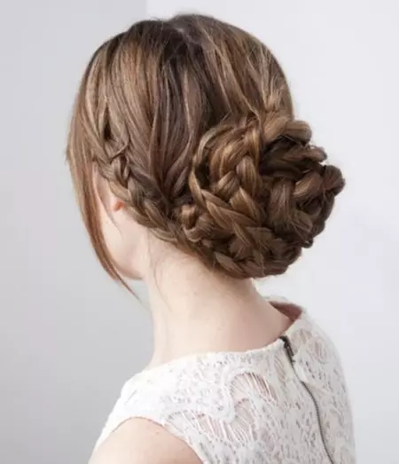 Pentinats per al pèl gruixut (foto 32): pentinats de les dones per a les nenes amb els cabells curts i llargs flocs de longitud mitjana. Com apilar? 5725_4