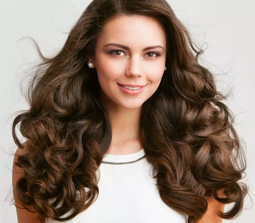 مدل مو برای موهای ضخیم (32 عکس): مدل موهای زنانه برای دختران با موهای کوتاه، بلند و فرش از طول متوسط. چگونه آنها را به درستی قرار دهیم؟ 5725_5