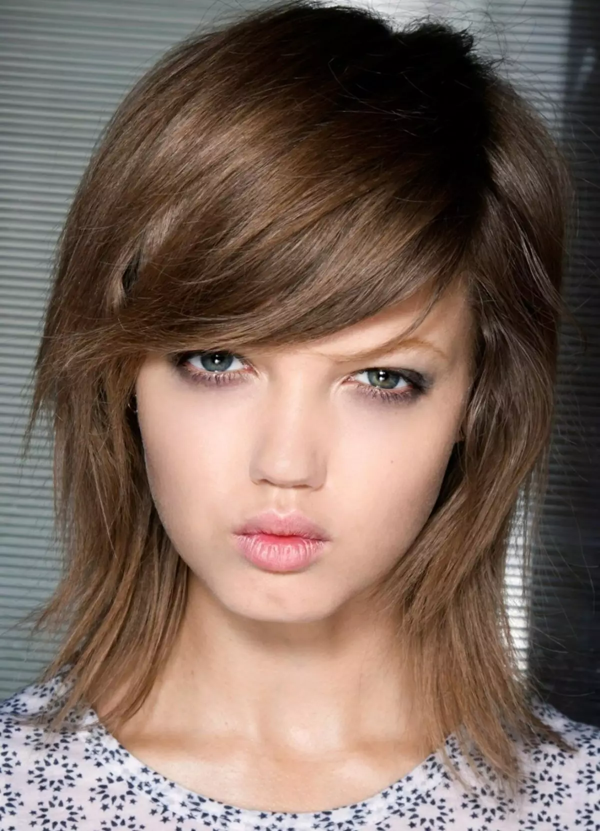 مدل مو برای موهای ضخیم (32 عکس): مدل موهای زنانه برای دختران با موهای کوتاه، بلند و فرش از طول متوسط. چگونه آنها را به درستی قرار دهیم؟ 5725_7