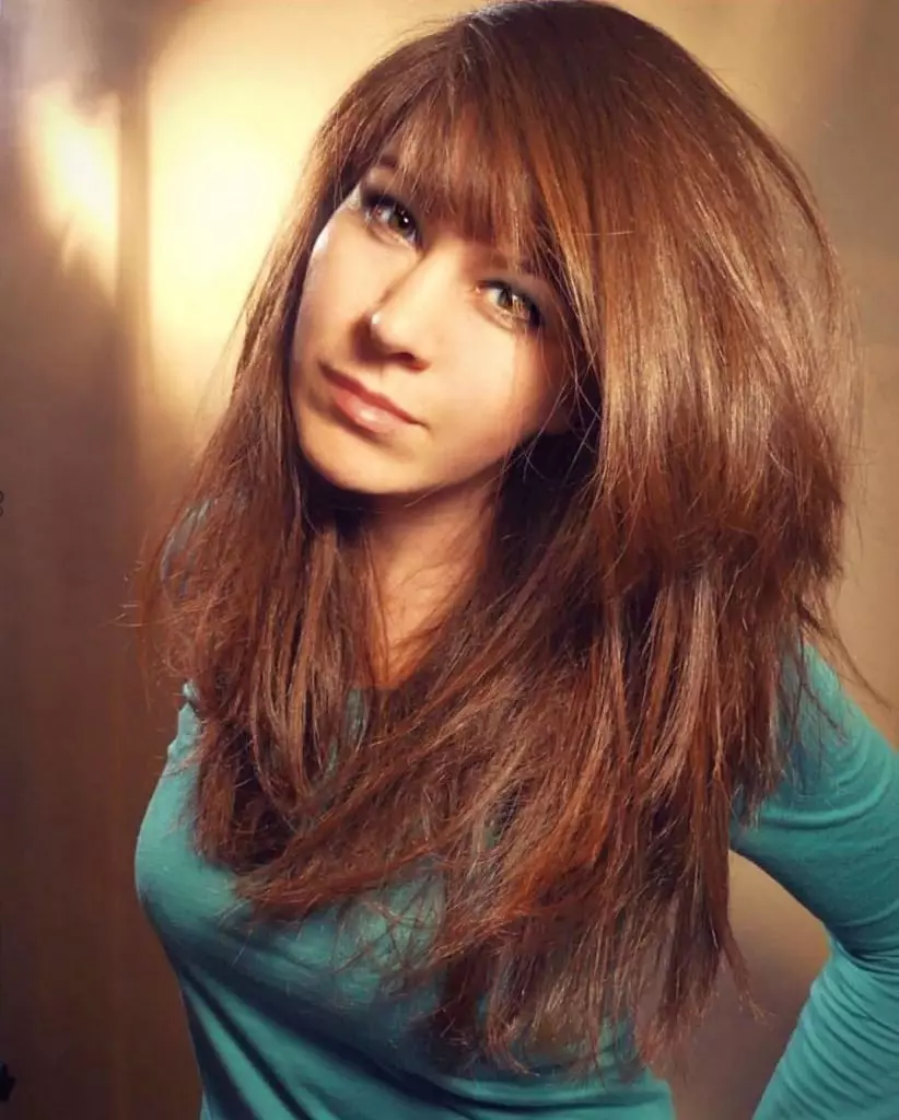 مدل مو برای موهای ضخیم (32 عکس): مدل موهای زنانه برای دختران با موهای کوتاه، بلند و فرش از طول متوسط. چگونه آنها را به درستی قرار دهیم؟ 5725_8
