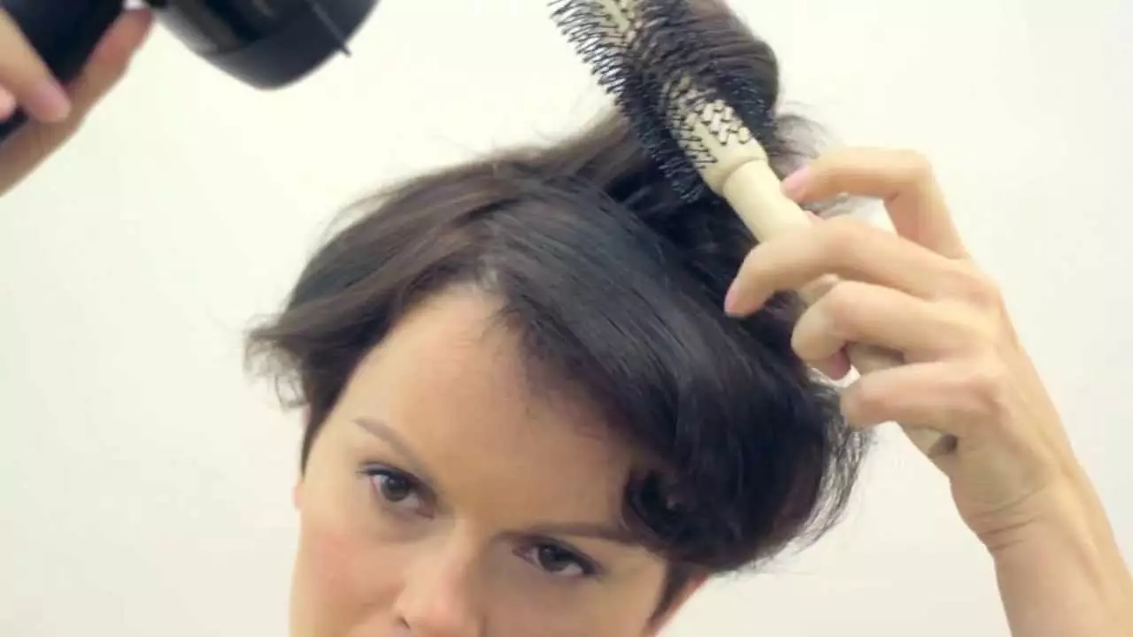 Frisyrer for tykt hår (32 bilder): Kvinnelige frisyrer for jenter med kort, langt hår og krøller av middels lengde. Hvordan sette dem riktig? 5725_9