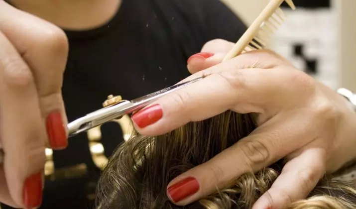 Keriti rambut rambut kriting cendhak (72 foto): Keriting wanita modis kanggo rambut kriting 2021, potongan rambut kanggo wanita kanthi rai rai lan rambute wavy 5726_10