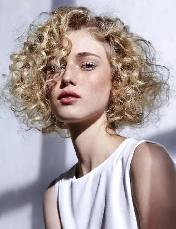 Kort lockigt hår hårklippning (72 foton): fashionabla kvinnliga hårklippningar för lockigt hår 2021, hårklippningar för damer med runda ansikte och vågigt hår 5726_18