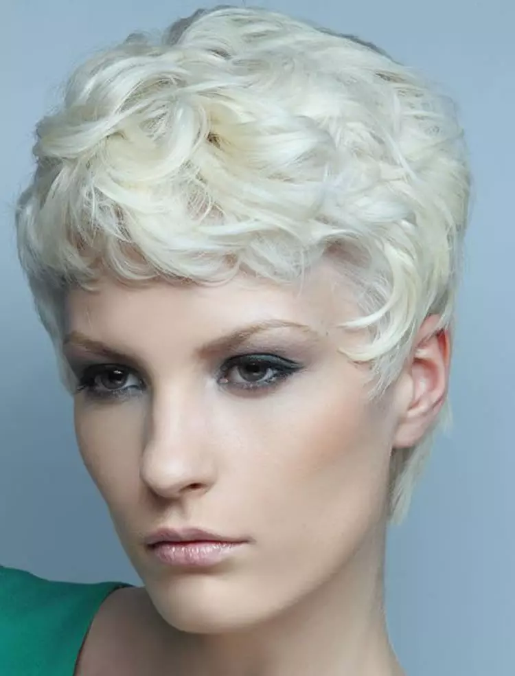 Rövid göndör hajú frizurák (72 fotó): divatos női hajvágás a göndör hajra 2021, hajvágások a hölgyek kerek arcával és hullámos hajjal 5726_25