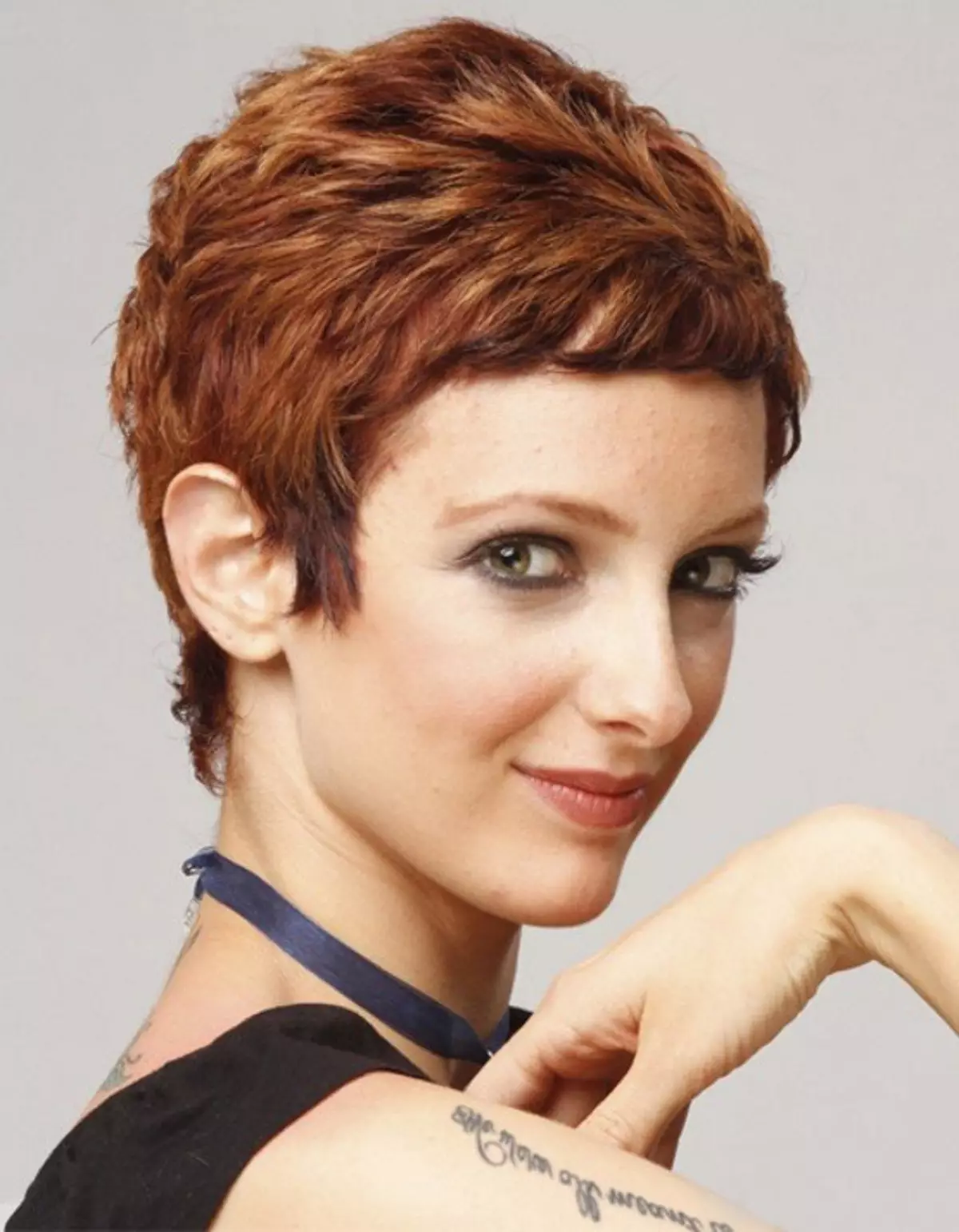Kort lockigt hår hårklippning (72 foton): fashionabla kvinnliga hårklippningar för lockigt hår 2021, hårklippningar för damer med runda ansikte och vågigt hår 5726_26
