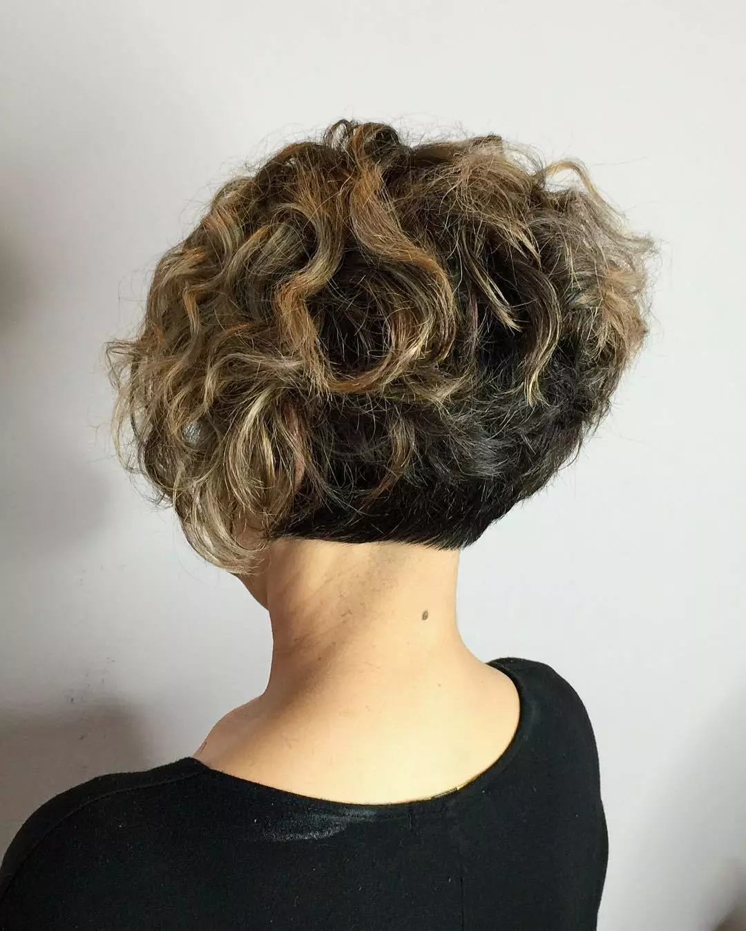 Kort lockigt hår hårklippning (72 foton): fashionabla kvinnliga hårklippningar för lockigt hår 2021, hårklippningar för damer med runda ansikte och vågigt hår 5726_28