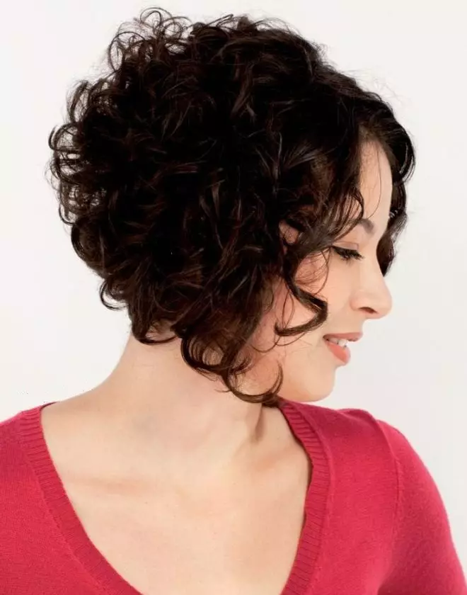 Trumpas garbanotais plaukų kirtimais (72 nuotraukos): mados moterų šukuosena garbanotams plaukams 2021, šukuosena moterims su apvaliais veidais ir banguotais plaukais 5726_29