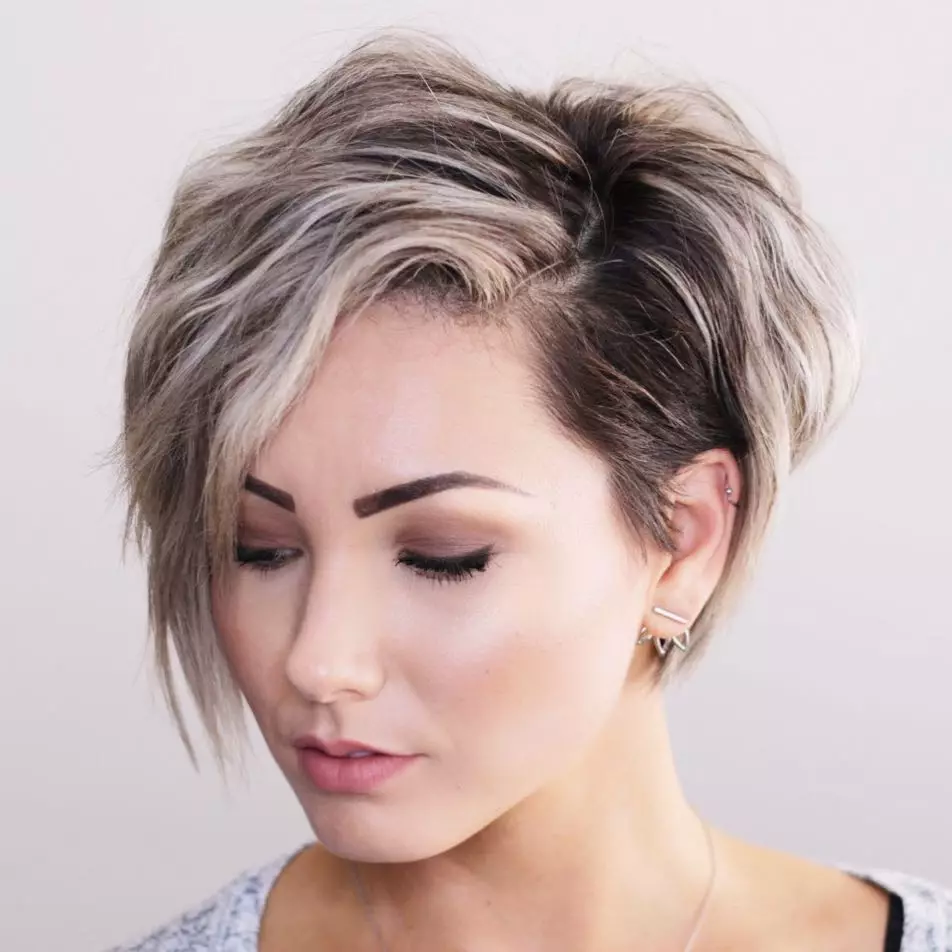 Kort lockigt hår hårklippning (72 foton): fashionabla kvinnliga hårklippningar för lockigt hår 2021, hårklippningar för damer med runda ansikte och vågigt hår 5726_31