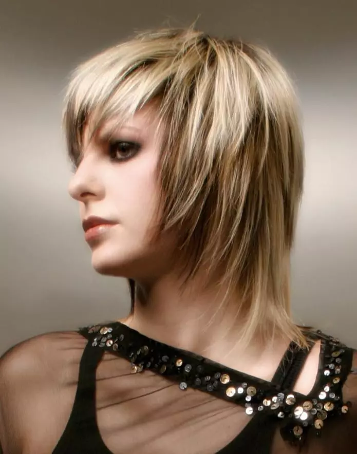 Kort lockigt hår hårklippning (72 foton): fashionabla kvinnliga hårklippningar för lockigt hår 2021, hårklippningar för damer med runda ansikte och vågigt hår 5726_42