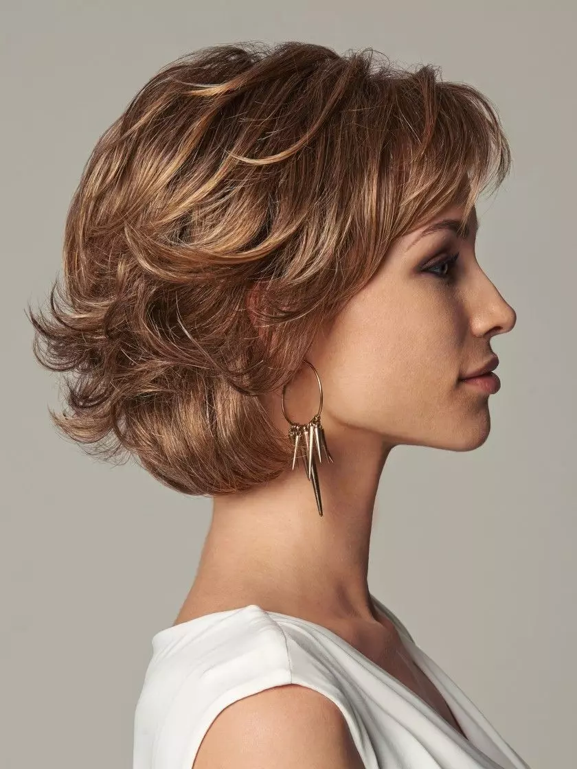 Kort lockigt hår hårklippning (72 foton): fashionabla kvinnliga hårklippningar för lockigt hår 2021, hårklippningar för damer med runda ansikte och vågigt hår 5726_45
