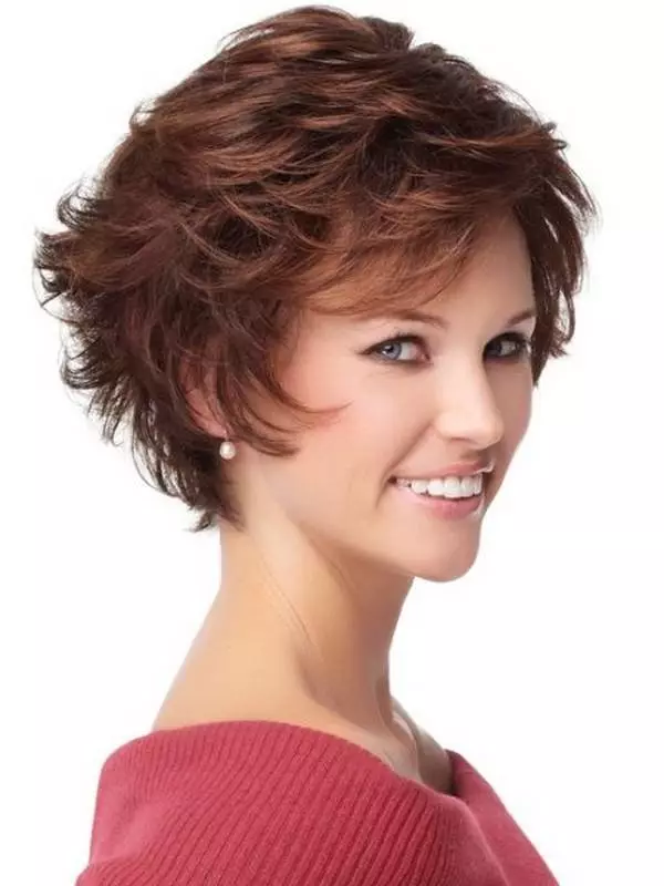 Kort lockigt hår hårklippning (72 foton): fashionabla kvinnliga hårklippningar för lockigt hår 2021, hårklippningar för damer med runda ansikte och vågigt hår 5726_46