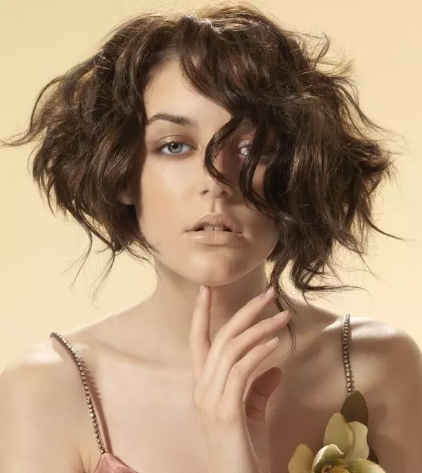 Kort lockigt hår hårklippning (72 foton): fashionabla kvinnliga hårklippningar för lockigt hår 2021, hårklippningar för damer med runda ansikte och vågigt hår 5726_52