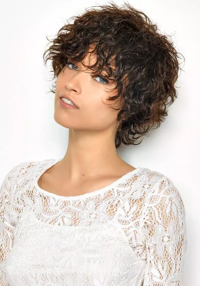 Trumpas garbanotais plaukų kirtimais (72 nuotraukos): mados moterų šukuosena garbanotams plaukams 2021, šukuosena moterims su apvaliais veidais ir banguotais plaukais 5726_6