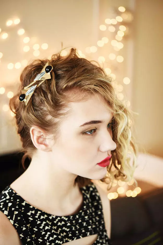 Кратки кадрава коса фризури (72 фотографии): модерни женски фризури за кадрава коса 2021, фризури за дами со тркалезно лице и брановидна коса 5726_62