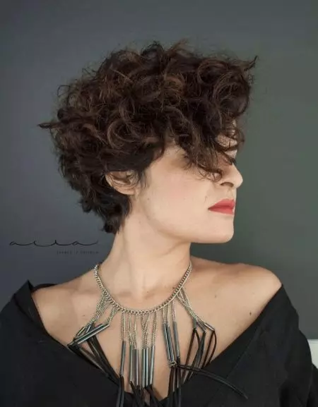 Rövid göndör hajú frizurák (72 fotó): divatos női hajvágás a göndör hajra 2021, hajvágások a hölgyek kerek arcával és hullámos hajjal 5726_69