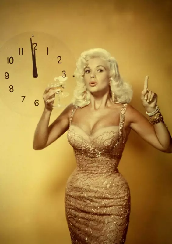 50s: n kampaukset (52 valokuvat): Kuinka tehdä naisten kampaukset 50-luvun tyyliin? Mitkä muodikkaita hiustenleikkauksia pitkät hiukset tekivät tuolloin Neuvostoliiton? 5730_13