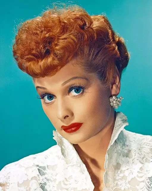 Penteados dos anos 50 (52 fotos): Como tornar os penteados das mulheres no estilo de 50s? Quais cortes de cabelo elegantes em cabelos compridos no momento da URSS? 5730_4