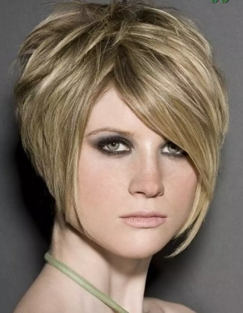 Fotcut lühikesed juuksed, andes maht (56 fotot): Naiste soengute mahuruumi värviga. Kuidas trossi anda? Uus 2021. 5731_18