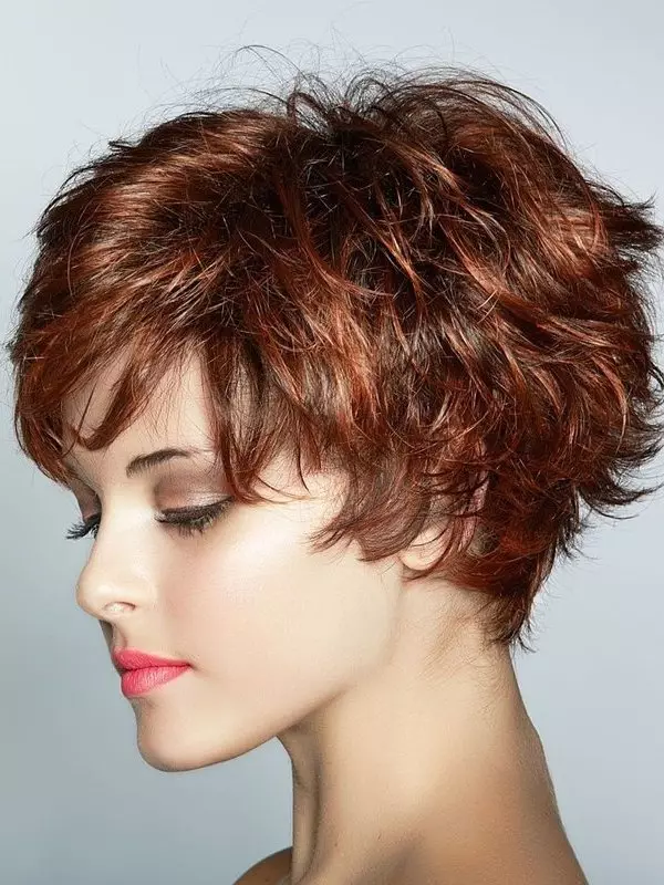 Фризури за кратка коса, давање волумен (56 фотографии): женски фризури со волуметриска боја. Како да се даде јаже? Нова 2021. 5731_31