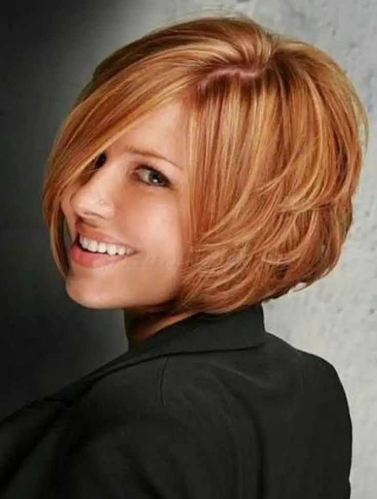 Potongan rambut untuk rambut pendek, memberi volume (56 foto): Potongan rambut wanita dengan cat volumetrik. Bagaimana cara memberi tali? 2021 baru. 5731_32