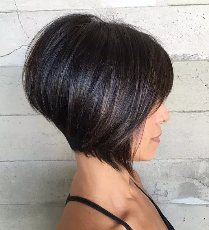 Frizura za kratku kosu, davanje volumena (56 fotografija): Ženske frizure s volumetričnom bojom. Kako dati konopac? Novo 2021. 5731_43