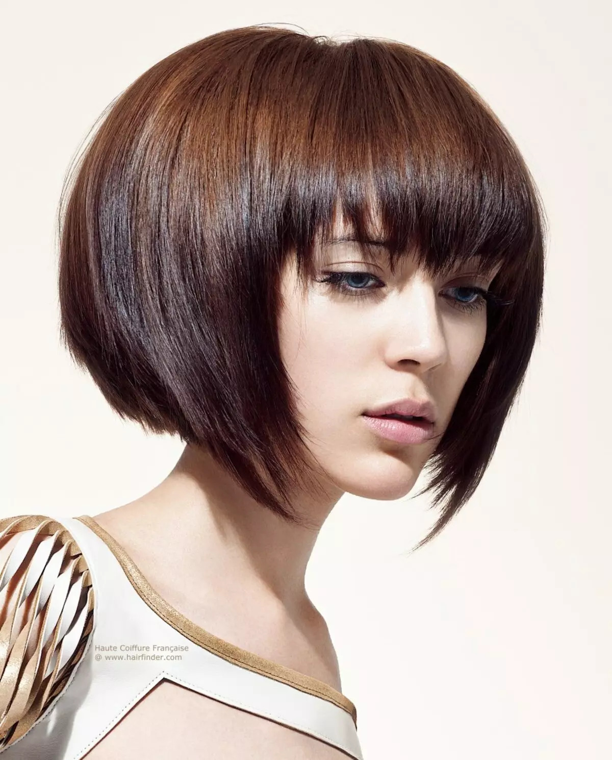 Фризури за кратка коса, давање волумен (56 фотографии): женски фризури со волуметриска боја. Како да се даде јаже? Нова 2021. 5731_50