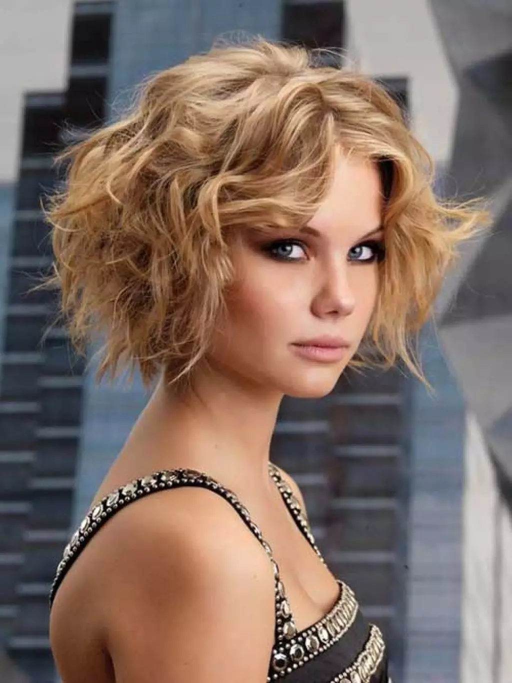 Фризура за кратку косу, давање волумена (56 фотографија): Женске фризуре са волуметријске боје. Како дати конопац? Ново 2021. године. 5731_52