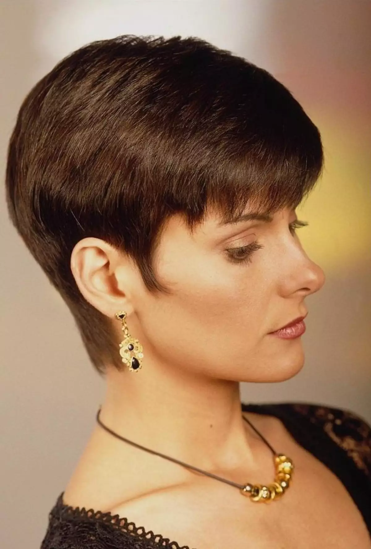 Haircuts (90 bilder): Modell og andre typer kvinnelige hårklipp. Hvordan velge vakre og stilige alternativer? Nye teknikker med navn 5747_33