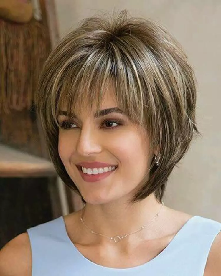 Haircuts (90 bilder): Modell og andre typer kvinnelige hårklipp. Hvordan velge vakre og stilige alternativer? Nye teknikker med navn 5747_51