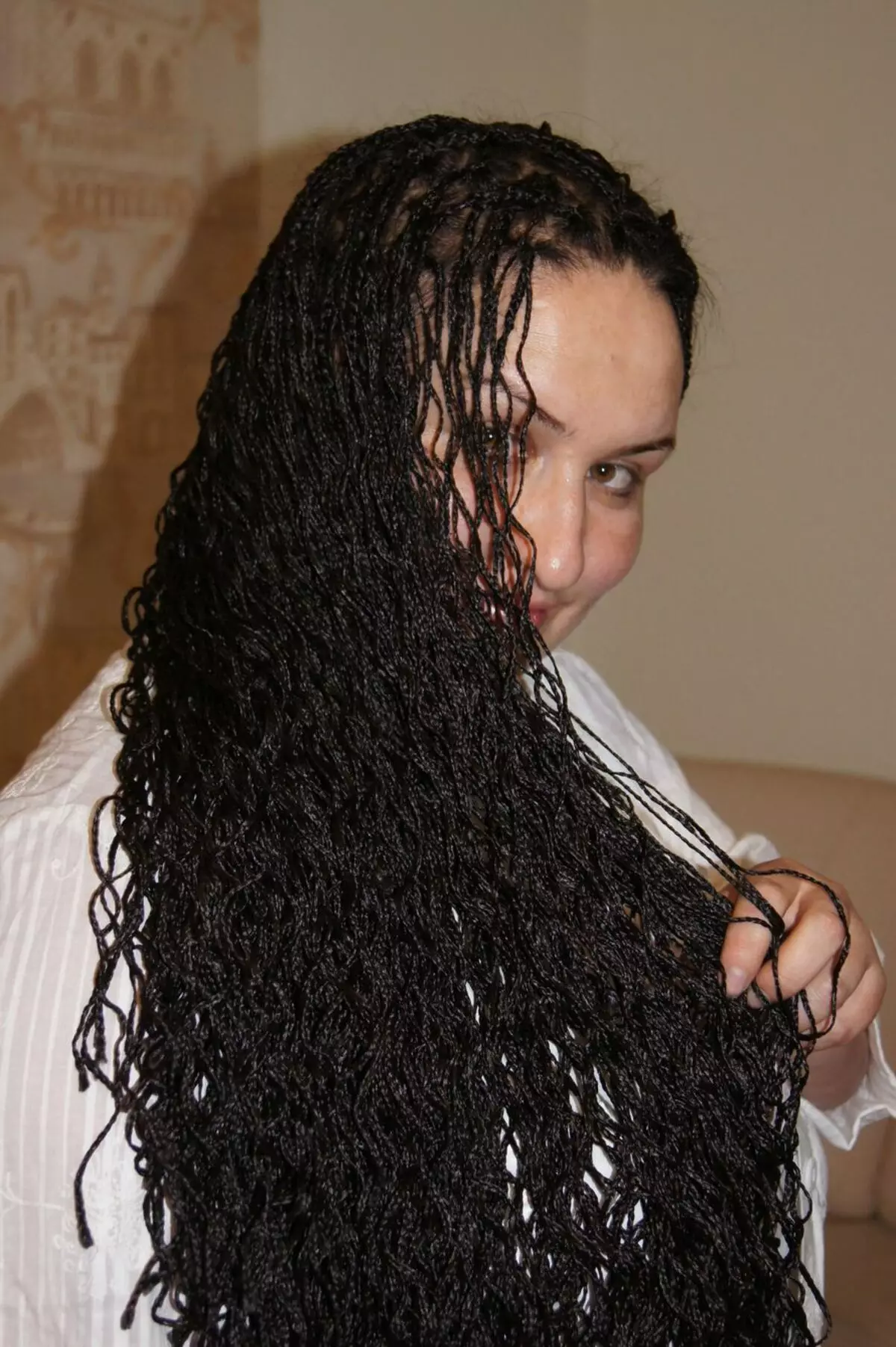 Koshss Zizi (67 fotók): Hogyan lehet megfelelően szünetelni a Spit Zizi-t? Hogyan készítsünk frizurát az Imagocos lány rövid hajjal? Lépésenkénti utasítások a szövéshez és véleményekhez 5748_23