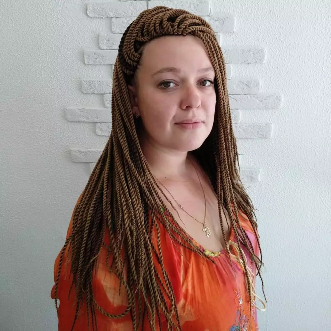 Koshets zizi (67 foto): Si të endje pështymë spit zizi? Si për të bërë një hairstyle me vajzë imagocos me flokë të shkurtër? Udhëzimet hap pas hapi për gërshetim dhe rishikime 5748_37