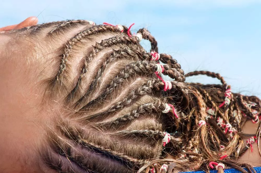 Koshets Zizi (67 Fotos): Wie kann man ordentlich spucken Zizi? Wie erstellt man eine Frisur mit dem Imagocos-Mädchen mit kurzen Haaren? Schritt für Schritt Anweisungen zum Weben und Beurteilungen 5748_54