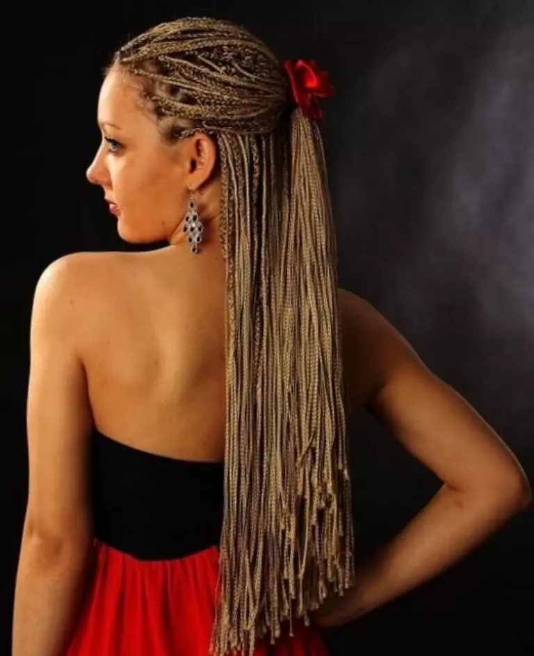 Кіски зизи (67 фото): як правильно плести коси зизи? Як зробити зачіску з афрокос дівчині з коротким волоссям? Покрокові інструкції плетіння та відгуки 5748_63