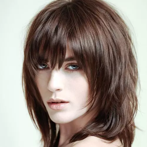 Potongan rambut ke bahu (74 foto): Mode hal baru untuk rambut wanita hingga bahu. Bagaimana cara memotong panjang rambut lurus? Gaya rambut volumetrik yang indah 5749_29