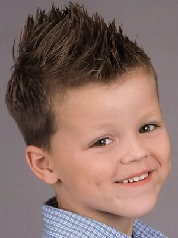 男の子のためのヘアスタイル7-9歳（34写真）：急な子供のヘアカット、スタイリッシュな細長いヘアスタイルやその他のオプション 5752_32