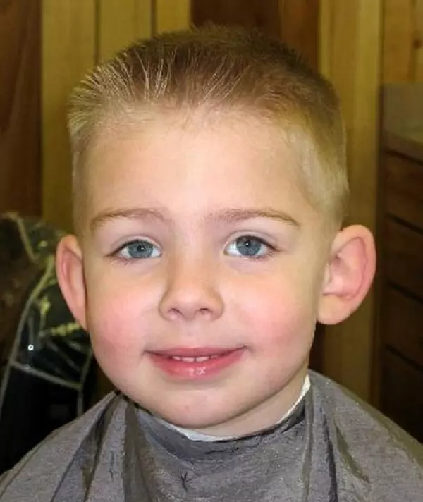 Hairstyles for ბიჭები 7-9 წლის (34 ფოტო): ციცაბო და მოდური ბავშვთა haircuts, ელეგანტური მოგრძო hairstyles და სხვა პარამეტრები 5752_33