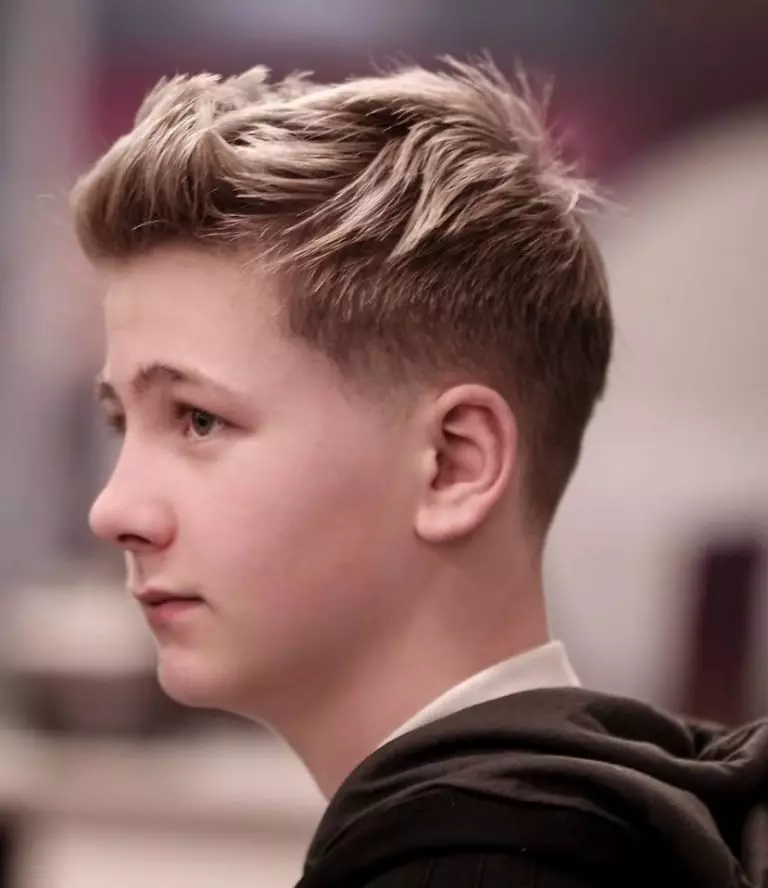 Šukuosena berniukams 11 metų (54 nuotraukos): madingi ir stačios šukuosena vaikams pusėje, pasirenkant vaikų modelio šukuoseną berniukams su trumpais plaukais 5756_15