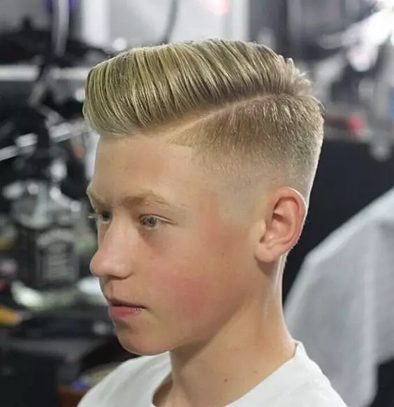 Šukuosena berniukams 11 metų (54 nuotraukos): madingi ir stačios šukuosena vaikams pusėje, pasirenkant vaikų modelio šukuoseną berniukams su trumpais plaukais 5756_18