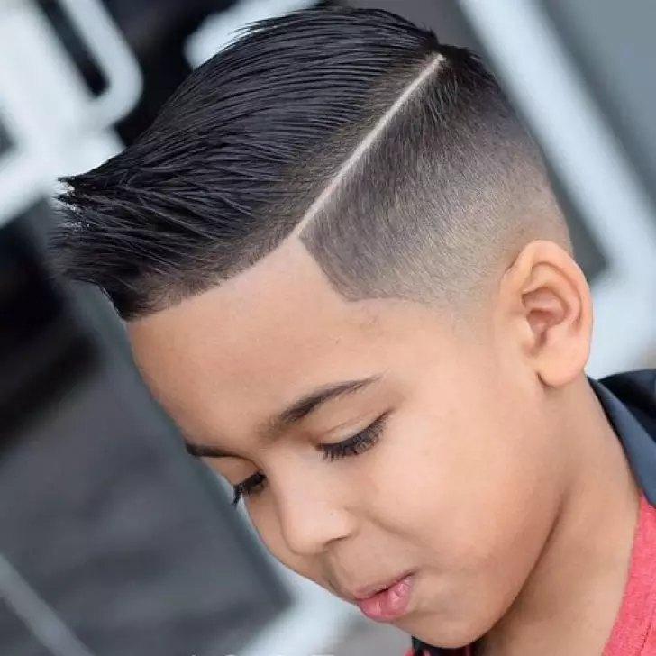 لڑکوں کے لئے Hairstyles 11 سال کی عمر (54 فوٹو): بچوں کے لئے فیشن اور کھڑی Haircuts، مختصر بال کے ساتھ لڑکوں کے لئے بچوں کے ماڈل hairstyles کا انتخاب 5756_19