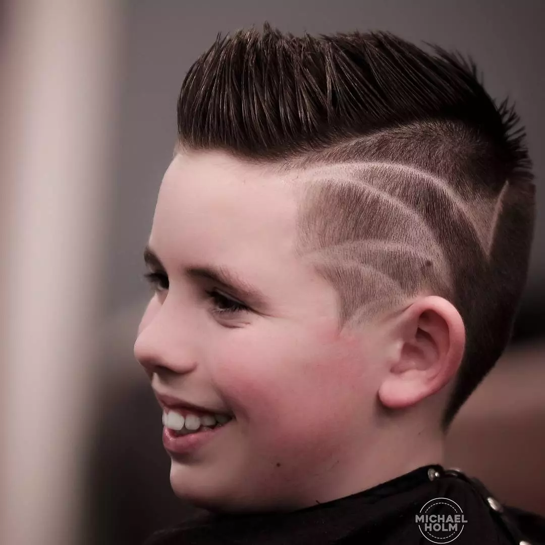 Fodrászok fiúknak 11 évesek (54 fotók): divatos és meredek haircuts a gyermekek oldalán, gyermekek modell frizurája a rövid hajú fiúk számára 5756_26