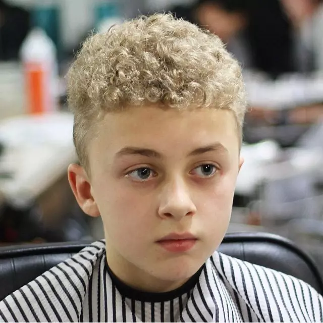 男の子のためのヘアスタイル11歳（54写真）：子供のための側面にあるファッショナブルおよび急な髪型、短い髪の子供のための子供のモデルのヘアスタイルを選ぶ 5756_41