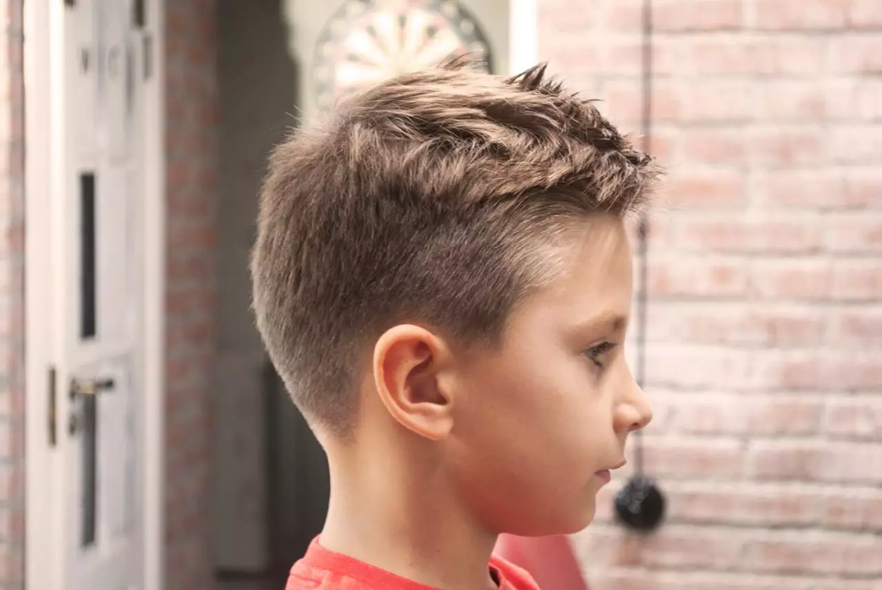 Frizure za dječake 11 godina (54 slike): moderan i strme frizure sa strane za djecu, izbor modela frizure za djecu za dječake s kratkom kosom 5756_49