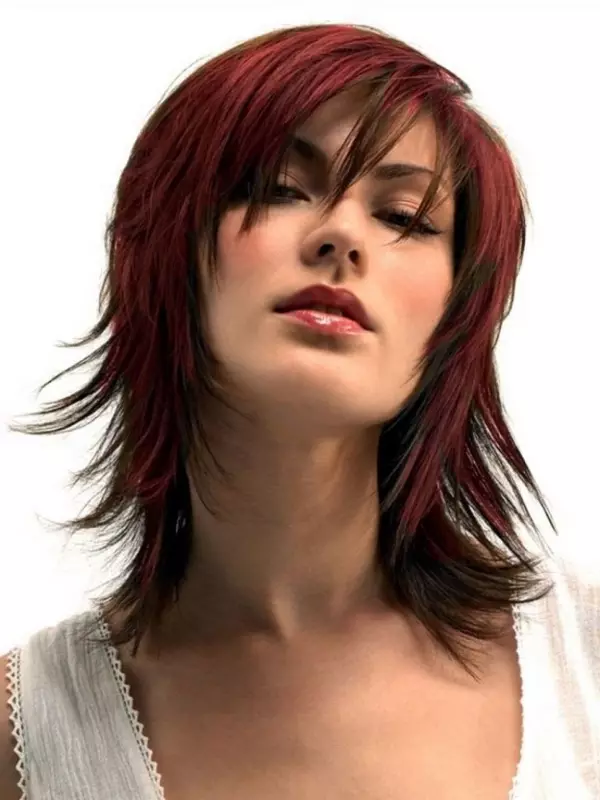 Ripped frizure na srednjoj kosi (56 fotografija): ženske frizure bez šipki i srušenim krajevima, moderne opcije za kovrčavu kosu srednje duljine 5757_13
