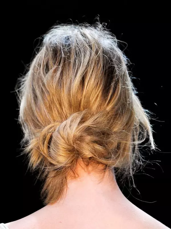 Ripped tunsori pe părul mediu (56 fotografii): coafuri de sex feminin fără breton și cu capete rupte, opțiuni la modă pentru lungimea de păr curată 5757_17