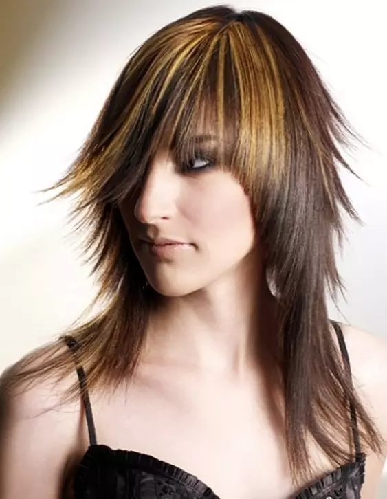 Haircuts grabitur në flokë të mesme (56 foto): hairstyles femra pa bangs dhe me skajet e grabitur, opsionet në modë për gjatësi të mesme të flokëve kaçurrel 5757_22