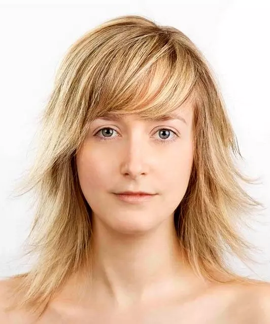 Искинати фризури на средна коса (56 фотографии): женски фризури без удира и со искинати краеви, модерни опции за кадрава должина на коса 5757_36