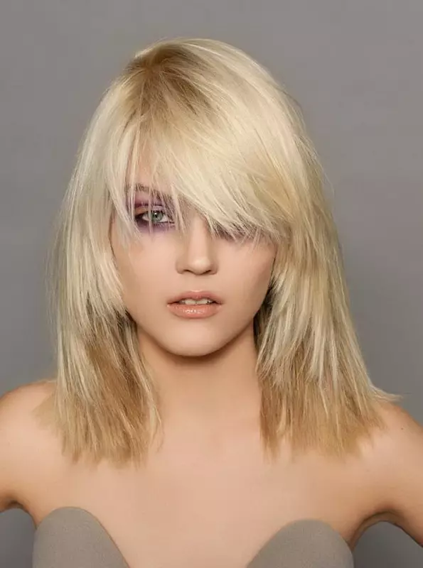 Haircuts grabitur në flokë të mesme (56 foto): hairstyles femra pa bangs dhe me skajet e grabitur, opsionet në modë për gjatësi të mesme të flokëve kaçurrel 5757_37